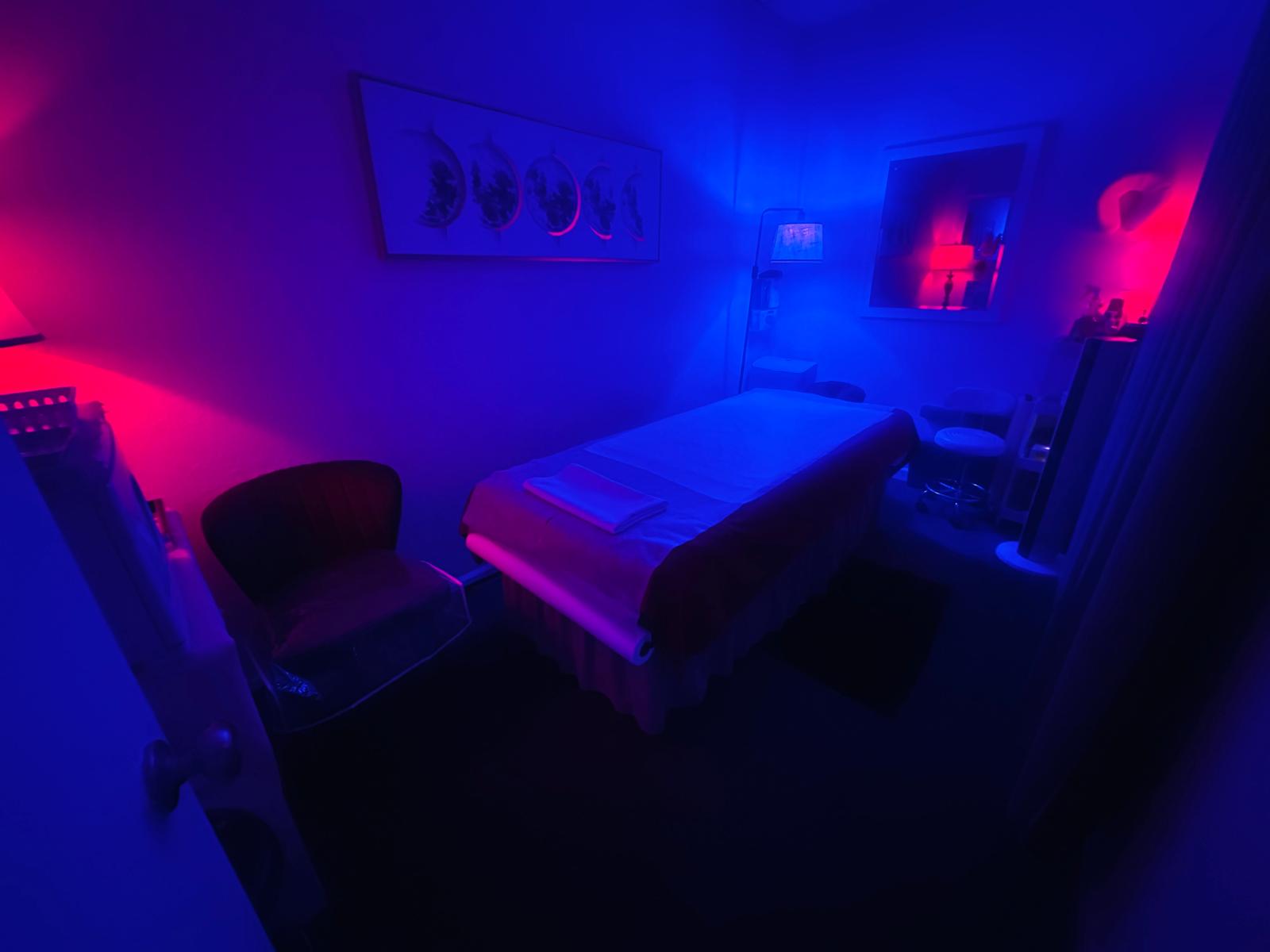 Cabina Real con Luces Neón en Lumina Holistic Beauty