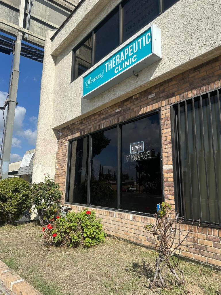 Fachada Real de Lumina Holistic Beauty en Bell Gardens